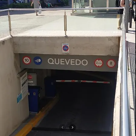 Metro La Salut Lejlighed *